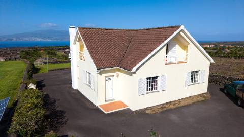 VENDE-SE MORADIA T4 NA CRIAÇÃO VELHA, MADALENA DO PICO