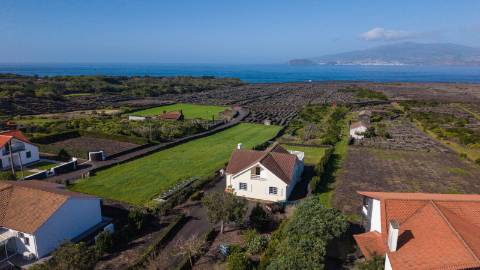 VENDE-SE MORADIA T4 NA CRIAÇÃO VELHA, MADALENA DO PICO