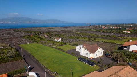 VENDE-SE MORADIA T4 NA CRIAÇÃO VELHA, MADALENA DO PICO