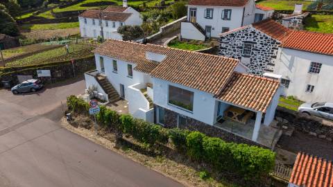 VENDE-SE MORADIA NA PRAINHA, SÃO ROQUE DO PICO
