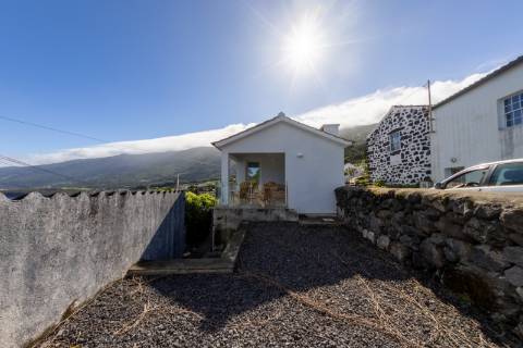 VENDE-SE MORADIA NA PRAINHA, SÃO ROQUE DO PICO