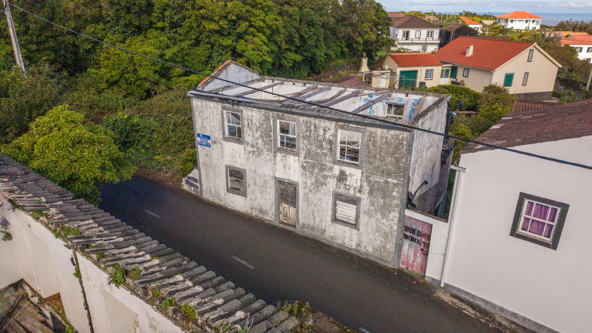 VENDE-SE RUÍNA DE 2 PISOS EM SÃO ROQUE DO PICO