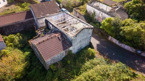 VENDE-SE RUÍNA DE 2 PISOS EM SÃO ROQUE DO PICO