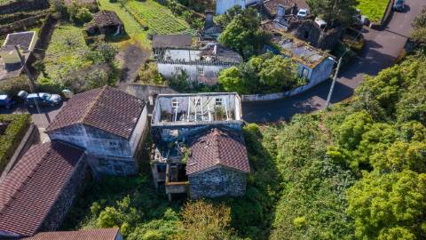VENDE-SE RUÍNA DE 2 PISOS EM SÃO ROQUE DO PICO