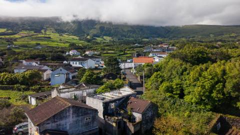 VENDE-SE RUÍNA DE 2 PISOS EM SÃO ROQUE DO PICO