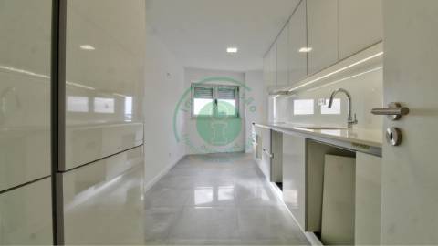 - Vende -se T4 com 154m2, na Figueira da Foz, na...