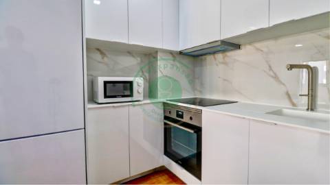 - Vende-se T1 completamente remodelado, situado...