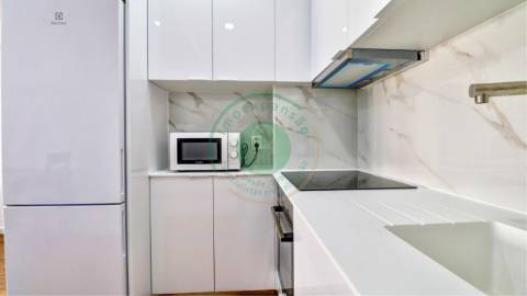 - Vende-se T1 completamente remodelado, situado...