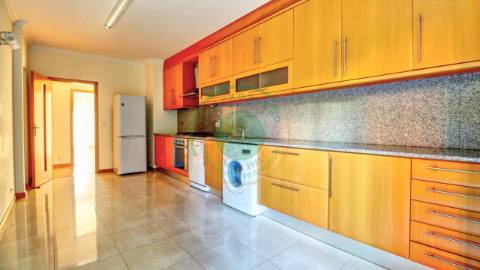 - Vende-se apartamento T3 localizado na Figueira...