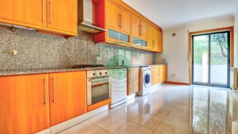 - Vende-se apartamento T3 localizado na Figueira...