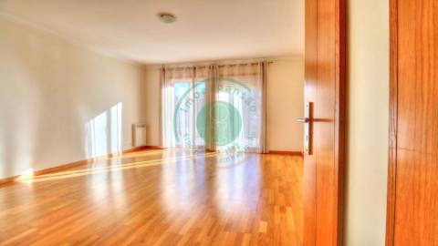 - Vende-se apartamento T3 localizado na Figueira...