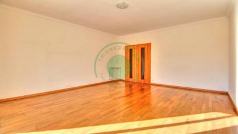 - Vende-se apartamento T3 localizado na Figueira...
