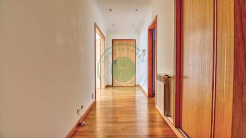 - Vende-se apartamento T3 localizado na Figueira...