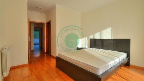 - Vende-se apartamento T3 localizado na Figueira...