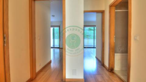 - Vende-se apartamento T3 localizado na Figueira...