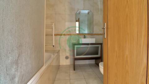 - Vende-se apartamento T3 localizado na Figueira...