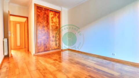 - Vende-se apartamento T3 localizado na Figueira...