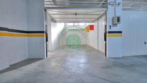 - Vende-se apartamento T3 localizado na Figueira...