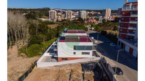 - Vende-se moradia T4 na Figueira da Foz,...