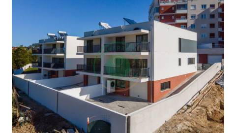 - Vende-se moradia T4 na Figueira da Foz,...