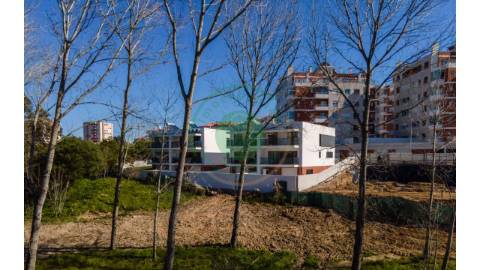 - Vende-se moradia T4 na Figueira da Foz,...