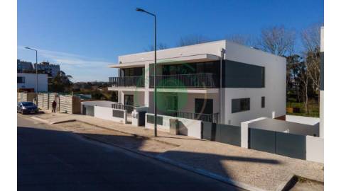 - Vende-se moradia T4 na Figueira da Foz,...