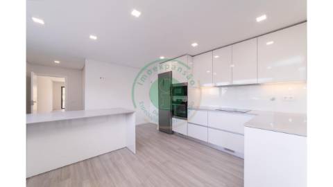 - Vende-se moradia T4 na Figueira da Foz,...