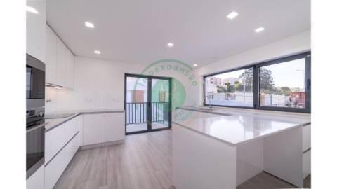 - Vende-se moradia T4 na Figueira da Foz,...