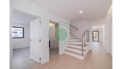 - Vende-se moradia T4 na Figueira da Foz,...