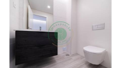 - Vende-se moradia T4 na Figueira da Foz,...