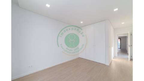 - Vende-se moradia T4 na Figueira da Foz,...