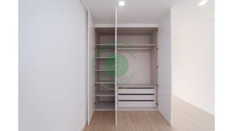 - Vende-se moradia T4 na Figueira da Foz,...