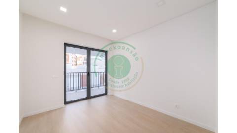 - Vende-se moradia T4 na Figueira da Foz,...