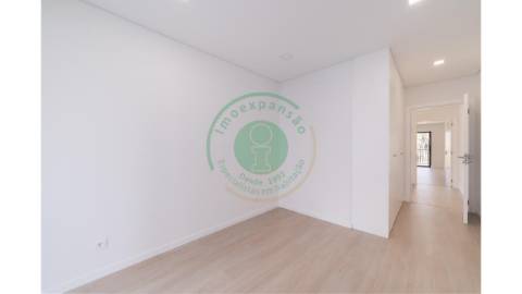 - Vende-se moradia T4 na Figueira da Foz,...