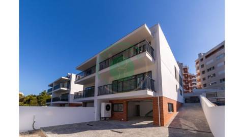 - Vende-se moradia T4 na Figueira da Foz,...