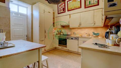 -Vende-se na Figueira da Foz, moradia senhorial...