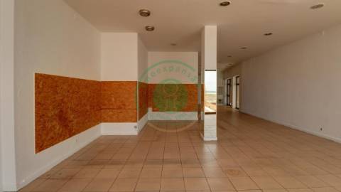 Vende-se loja com 135 m² na Figueira da Foz, na...
