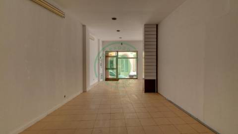 Vende-se loja com 135 m² na Figueira da Foz, na...