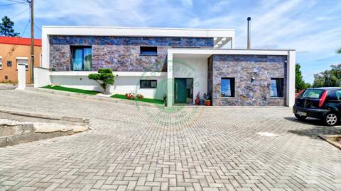 - Vende-se moradia T4+1, na Figueira da Foz,...