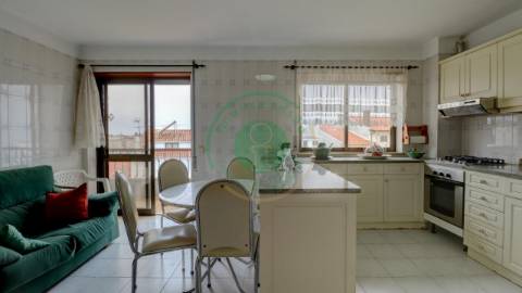 - Vende-se apartamento T3 na Figueira da Foz, com...