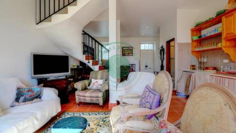 - Vende-se casa senhorial de três pisos na...