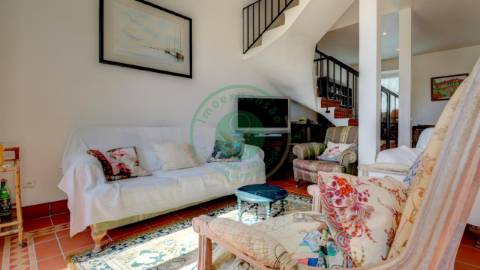 - Vende-se casa senhorial de três pisos na...