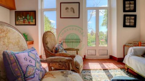 - Vende-se casa senhorial de três pisos na...