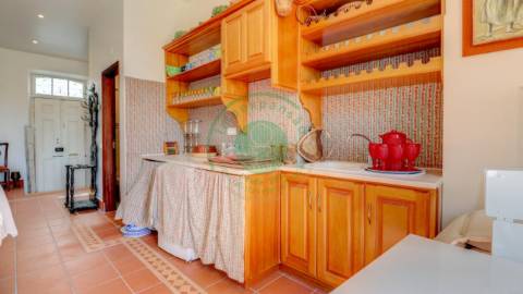 - Vende-se casa senhorial de três pisos na...