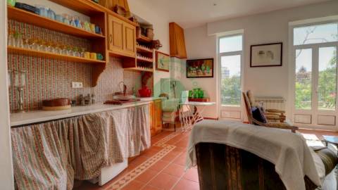 - Vende-se casa senhorial de três pisos na...