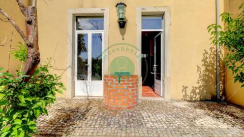 - Vende-se casa senhorial de três pisos na...