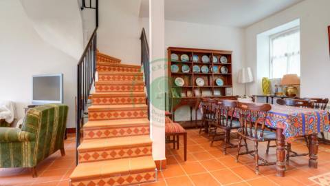 - Vende-se casa senhorial de três pisos na...