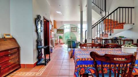 - Vende-se casa senhorial de três pisos na...