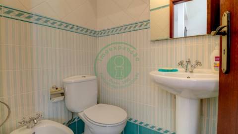 - Vende-se casa senhorial de três pisos na...