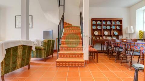 - Vende-se casa senhorial de três pisos na...